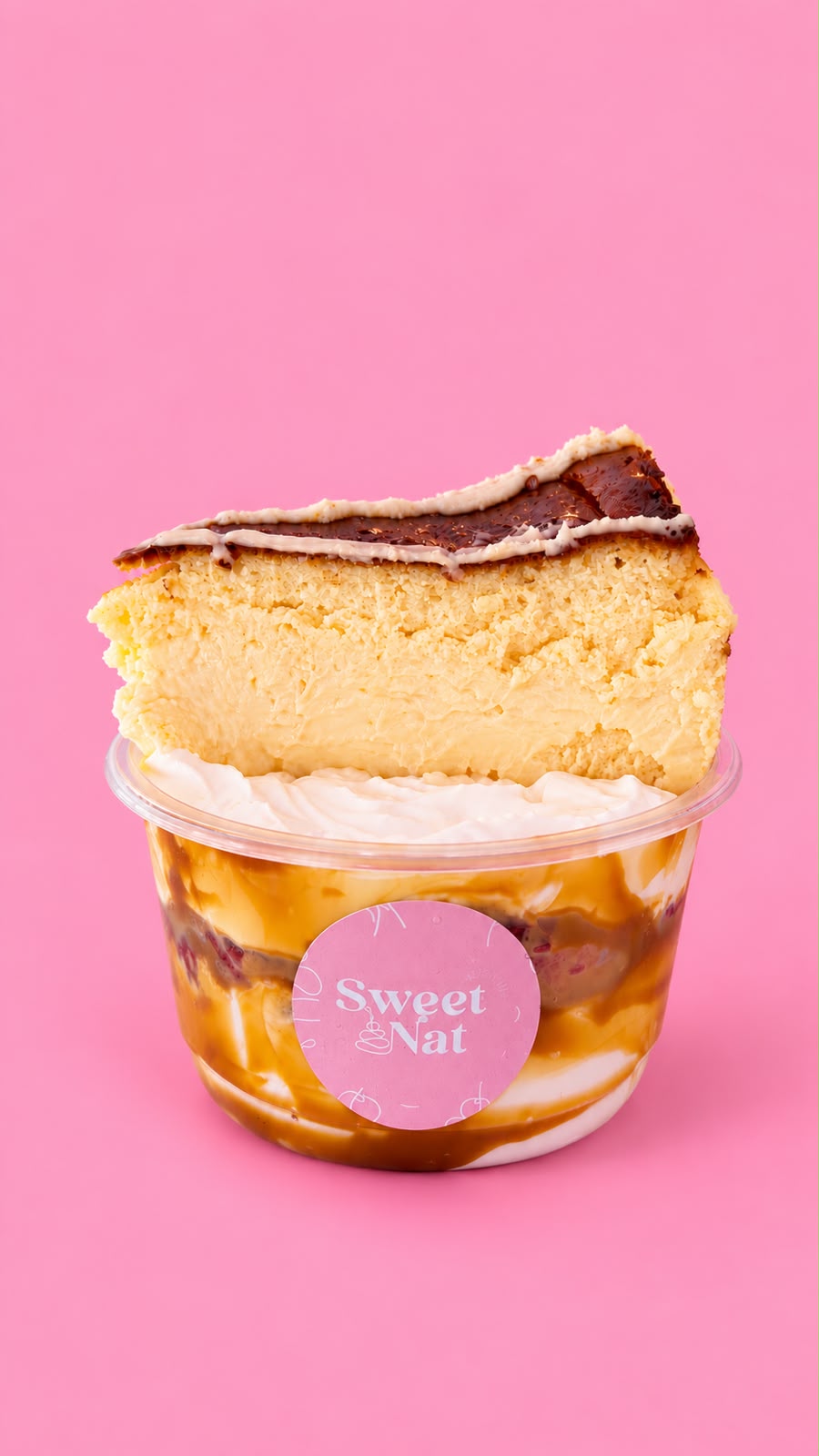 Vaso de fresas con tarta vasca